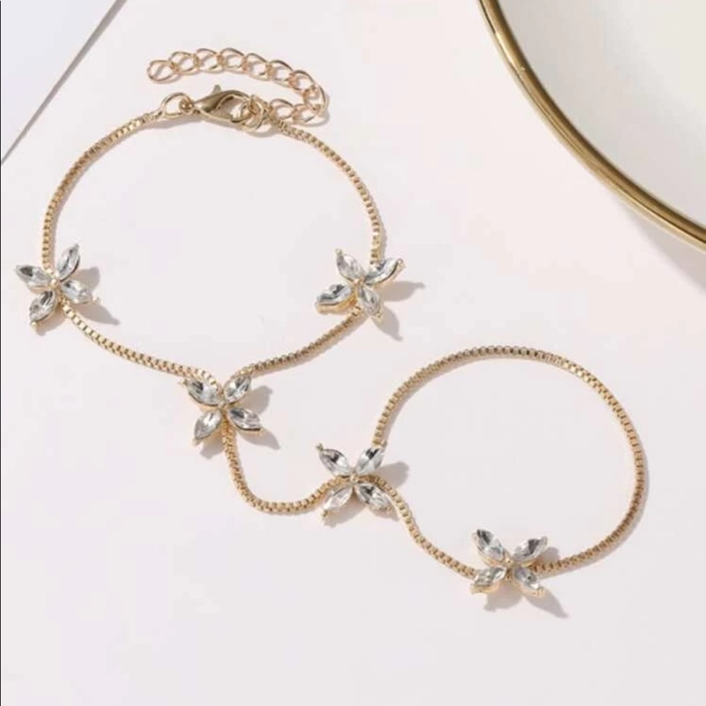 • Leah • Floral Finger Chain Bracelet - Picture 2 of 3